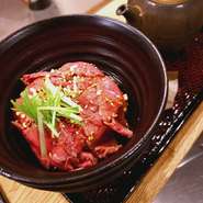 シンプルに昆布出汁と鹿児島煎茶を入れて土鍋で炊き上げます。

日向鶏や黒豚スペアリブ、黒毛和牛ローストビーフを入れた茶めしや旬野菜を入れた土鍋ご飯もご用意してます。

汁物付きです。
1合1200円
2合1980円