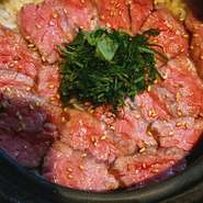 鹿児島ほうじ茶とかつお出汁で炊いた後に黒毛和牛ローストビーフをのせて甘辛いタレをかけてます。
汁物付き
1合2280円
2合3680円
