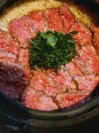 鹿児島ほうじ茶とかつお出汁で炊いた後に黒毛和牛ローストビーフをのせて甘辛いタレをかけてます。
汁物付き
1合2280円
2合3680円