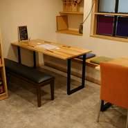 6名テーブルと4名テーブルを繋げて10名まで座れます。