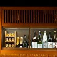 カウンター10席をゆったり配した設えで、一人で憩うゲストも多め。カウンター前には日本酒とシャンパンが並ぶ特注棚があり、ラベルを見ながら、お酒を選べます。程好い距離感での店主のもてなしも心地よいと評判！