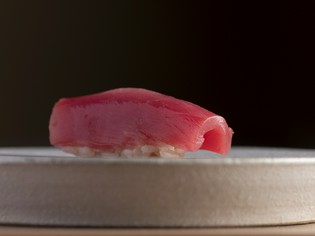 ネタの頂点のおいしさを堪能できる!!　塩で味わう『握り』