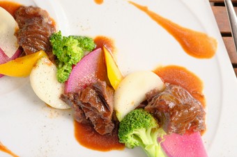 国産牛ほほ肉の赤ワイン煮込み