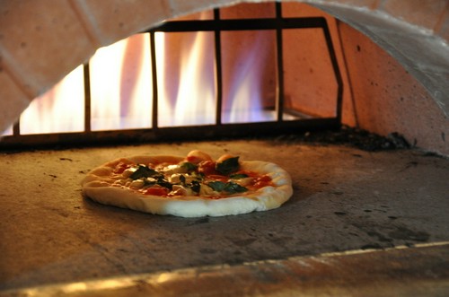 生地から手作り石窯で焼き上げる当店自慢の窯焼きピザは絶品