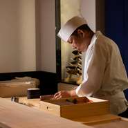 江戸前寿司にもかかわらず、地域密着のお店にしたいという店主の想いからリーズナブルな価格で味わえます。