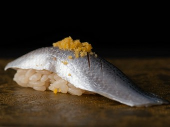 鮮魚とはまた違った魚本来の「究極の旨味」を伝統的な江戸前技法を用いて、一手間加えてお出し致します。
