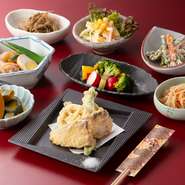 単身赴任で博多に暮らす、おひとり様のゲストも多いというこちらのお店。大皿に盛られた『おばんざい』は全て、手間暇かけた手づくりの品。野菜をたくさん食べられるように工夫された家庭的なメニューがそろいます。