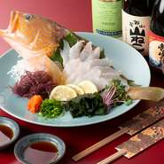 店が休みの日には、海釣りに出かけるという女将。掘り出し物の鮮魚を目当てに、週明けを楽しみに訪れる常連客も多いとか。この日のメニューは、幻の高級魚とされるキジハダ（アコウ）。思わずお酒も進みます。
