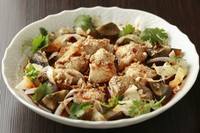 よだれが出るくらい美味しいという事から名付けられたとされる「よだれ鶏」♪
爆香房でも堂々の前菜人気NO１メニュー！！
１度は召し上がっていただきたい一押しメニュー。