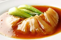 中国料理の技術の集大成とも言うべき高級乾貨料理。
不老長寿の食品と言われるフカヒレを丁寧に手間暇かけて戻し、じっくり上海風に醤油味で煮込みました。
歯ごたえの良さと深い味わいをお楽しみください。