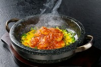 石焼鍋でしっかり焼きつけていただく香り抜群の爆香房オリジナルのエビチリです♪