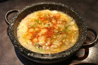 海鮮と野菜、豆腐を酸味を加えた塩味で煮込み、たっぷりと唐辛子、花椒をふりかけて熱々に熱したラー油をジュワーとかけて仕上げた香り、辛さＭＡＸのクセになる1品です♪