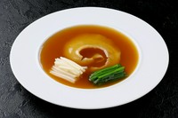 ヨシキリ鮫背びれをコクのある上海風醤油煮込みにしました。
小ぶりですが柔らかでありながら程よい弾力があります。