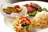 本日のおすすめ前菜を３種盛り合わせてあります。
例）・クラゲと大根の和え物
　　・広東式チャーシュー
　　・押し豆腐と黄ニラの干し海老炒め