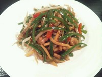 シャキシャキピーマンと豚肉に程よくからんだ醤油味♪