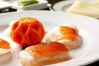 パリッとした北京ダックに特製甘味噌をつけ胡瓜、葱と一緒にやわらかいクレープで包んであります。