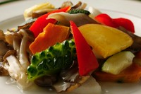 爆香房の野菜炒めは野菜それぞれの味わいをいただきたく大ぶりにカットしています。