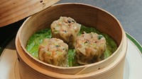 海老、チャーシュー、豚肉、タケノコ、椎茸…
具沢山でジューシーな焼売です♪