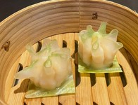 モチッとした皮でイカが入った餡を花がひらいたように包まれた可愛らしい蒸し餃子♪