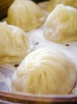 薄皮を破けば肉汁スープがあふれ出ます。
フーフー　火傷に注意です！
