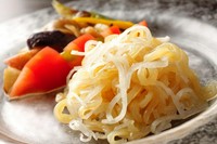 コリコリした食感がよい中国大蓮のクラゲをシャキシャキの大根と和えてあります。ほのかに香る柚子胡椒がかくし味♪