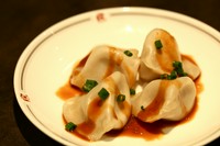モチッ、ツルッの皮でジューシーな餡が包まれた水餃子♪
複雑な香りの四川詰め醤油、ラー油を加えた胡麻タレがかかってます。
茹でたての熱いうちに是非お召し上がり下さい。