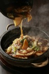 熱々で具沢山のあんかけをお客様の目の前でおかけします。
醤油味or塩味をお選びいただけます。