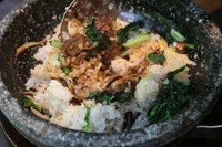 じっくり煮込んだ柔らかな牛バラ肉の醤油煮をほぐしてご飯と混ぜて石鍋で焼き付けて召し上がってください。