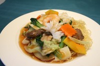 両面を香ばしく焼いた麺に五目あんがかかった焼きそば♪
お皿でのご提供となります。
醤油味or塩味をお選びいただけます。