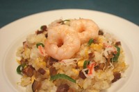 チャーシュー、ひき肉、鶏肉、アサリ、椎茸、タケノコ…が入ったチャーハン♪そしてチャーハンの頂上にはプリッ海老が鎮座！