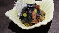 揚げた茄子がトロッとしていて、皮の部分は香ばしく枝豆、落花生などと甘辛く煮込みました。
花椒がアクセント！