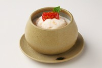 滑らかで杏仁の香りと甘さが程よい杏仁豆腐にライチのシャーベットをトッピング♪