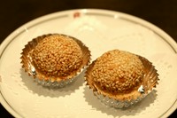 こしあんが入ったモチモチの胡麻団子♪