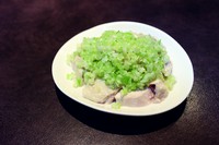 しっとりと柔らかな蒸し鶏にたっぷり葱ソース♪