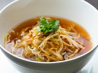 ☆中華オードブル３種盛り
☆点心２個orデザート２種盛り
がついてます。

あっさりした醤油味のスープに炒め葱の香りとうま味が絶品なさっぱり系そば♪