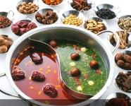 夏こそ薬膳火鍋の出番です
注目は薬膳サンラー赤スープ
疲労回復の酸味と食欲増進の辛味で夏バテ知らず!!

