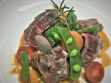 2種のソースで味わい深い『特選牛肉のソテー、和風と洋風ソース たっぷり野菜添え』