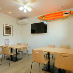 サーフボードが壁に飾られた、お洒落な空間