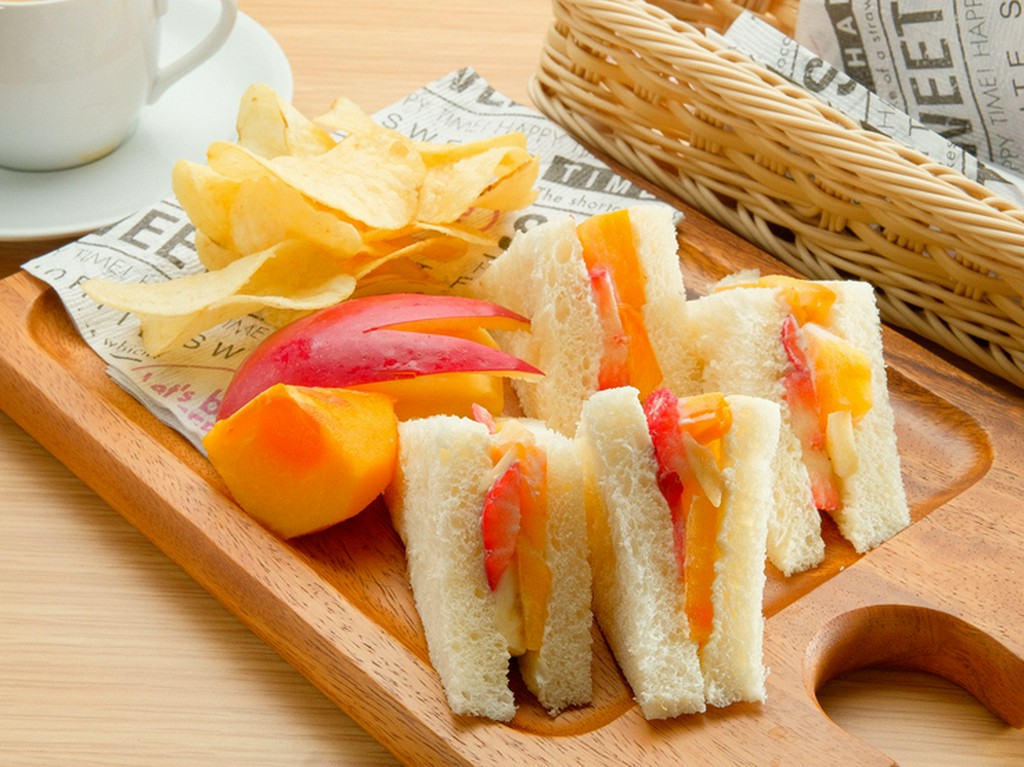 季節のフルーツをつかった、大人気『フルーツサンド』