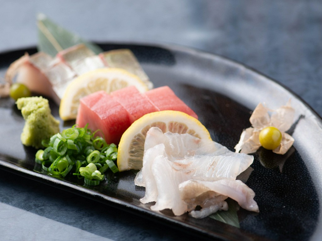 目利きした新鮮な魚を盛り合わせた一皿。季節ごとの旬な鮮魚を味わう『刺身盛り合わせ』