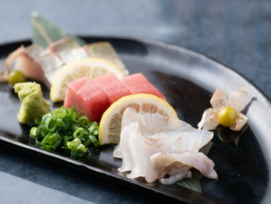 目利きした新鮮な魚を盛り合わせた一皿。季節ごとの旬な鮮魚を味わう『刺身盛り合わせ』