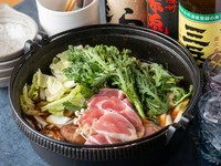 旨みたっぷりのもも肉を使用した店主自慢、冬季限定の『鴨鍋』。鴨肉や野菜の追加も可能です。〆はうどんか雑炊から選べます。こだわりの日本酒、旬の野菜と一緒に堪能あれ。