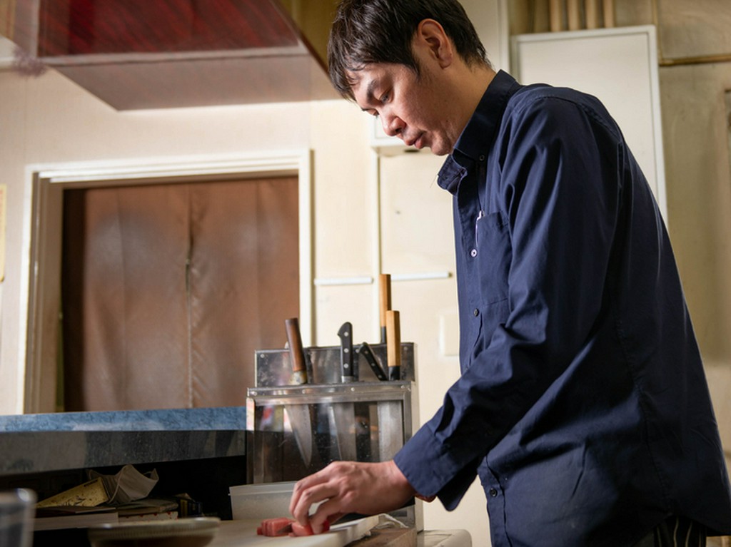 カウンター越しの優しい接客。アットホームな雰囲気を大切に