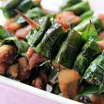 ラーチャンはレモンの葉でベトナムではポピュラーな食材です。ジューシーな鶏肉とレモン爽やかさが絶妙な一品。
