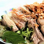 『ヴィッルック』歯応えのあるアヒルはベトナム人の大好物。生姜風味の魚醤ヌックマムダレと、ベトナム特製醤油ダレをつけて。アヒル専門店が軒を並べるくらいベトナムでは大人気。