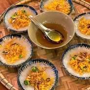 バインベオは、米粉とタピオカ粉を組み合わせて作られており、ベトナムで人気の屋台の食べ物で、具材には、もち、干しエビ、サクサクの豚皮、ねぎ油、ディップソースなどがあります。
