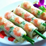 日本でも大人気の生春巻き。柔らかなライスペーパーとシャキシャキ野菜をヌクマムのタレでお楽しみください。