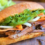 ハム＆豚焼肉
他に、手作りパテ、キュウリ、なます、パクチー、ココナッツマーガリンそして特製ソース入り