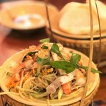 酸味がありつつ、食べ応えのある具材の入ったサラダ。パパイヤ好きも唸る人気のメニュー。