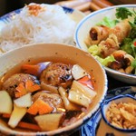 スペシャル混ぜ混ぜ麺　焼きつくね・豚焼肉・揚げ春巻き・緑野菜・香草